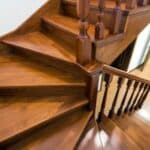 Le scale devono essere progettate e costruite in conformità alle normative locali e internazionali per garantire la sicurezza delle persone che le utilizzano