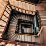 È importante considerare il flusso del traffico e l'ergonomia per garantire un utilizzo agevole e confortevole delle scale