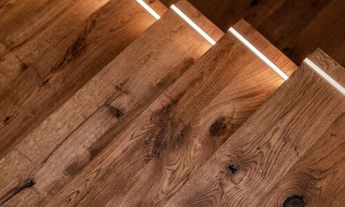 I materiali utilizzati per la realizzazione delle scale possono variare notevolmente, a seconda dello stile architettonico, delle preferenze estetiche e del budget
