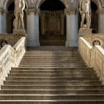 La corretta misurazione, il taglio e l'assemblaggio degli elementi sono cruciali per garantire la stabilità e la solidità della struttura