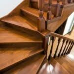 Le scale devono essere progettate e costruite in conformità alle normative locali e internazionali per garantire la sicurezza delle persone che le utilizzano