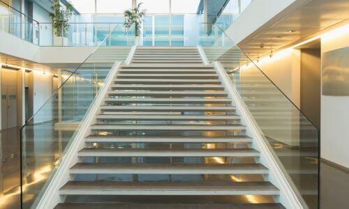 Le scale sono un elemento architettonico fondamentale in molte strutture, sia residenziali che commerciali